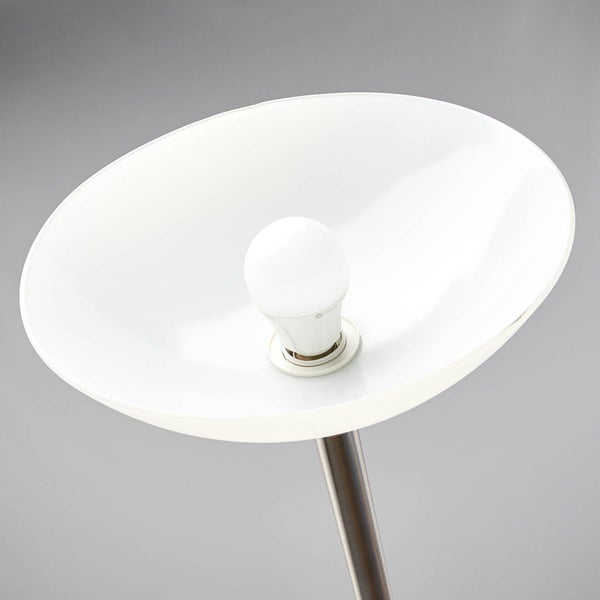 Detailansicht einer Lampe mit Lampenschirm und Leuchtmittel