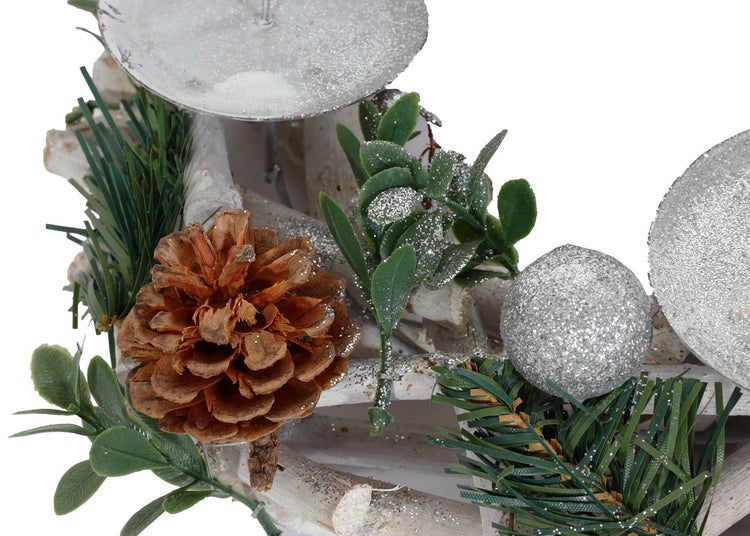 Detailaufnahme eines Adventskranzes mit Kerzenhalter, Tannenzapfen, Tannengrün und silberfarbenen Kugeln