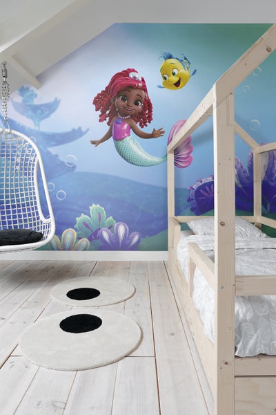 Kinderzimmer mit Bett, Hängesessel und Wandbild mit Meerjungfrau