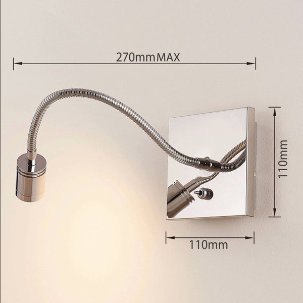 Wandleuchte mit flexiblem Arm aus verchromtem Metall und quadratischer Wandplatte mit Schalter.