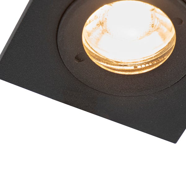 Quadratischer LED-Einbaustrahler in Schwarz mit runder Glaslinse und warmweißem Lichtschein.