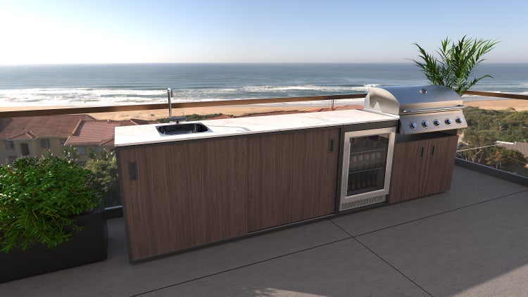 Outdoor-Küche mit Spüle, Kühlschrank und Grill auf einer Terrasse mit Meerblick