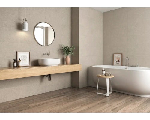 Badezimmer mit Badewanne, Waschtisch und Spiegel in hellem Design