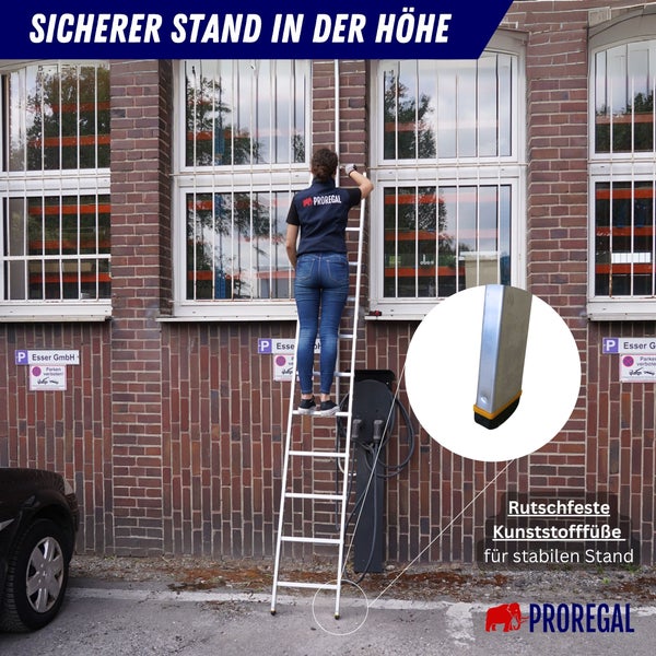 Eine Frau steht auf einer Leiter an einer Hauswand. Die Leiter hat rutschfeste Kunststofffüße für einen stabilen Stand. Prorogal Logo.