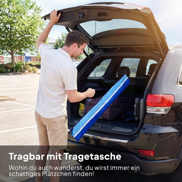 Ein Mann verstaut eine blaue Tragetasche im Kofferraum eines schwarzen Autos.