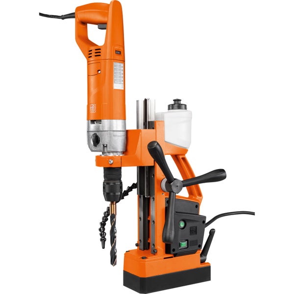 Fein Magnet-Kernbohrmaschine in Orange mit Bohrfutter und Kühlmitteltank.