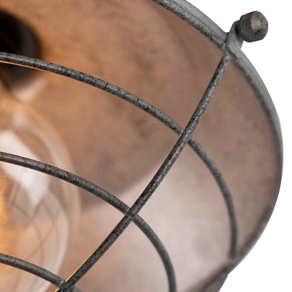 Detailaufnahme einer Deckenleuchte mit Metallkäfig
