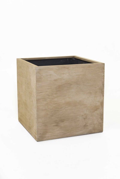 Quadratischer Pflanzkübel in Beige mit horizontaler Rillenstruktur.