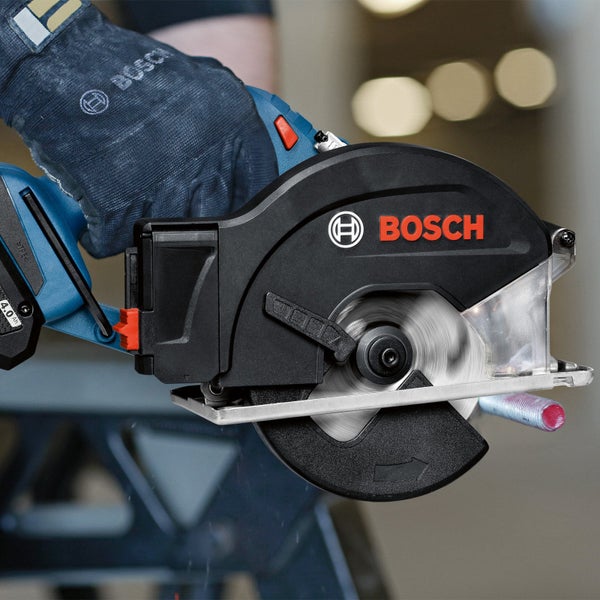 Bosch Logo. Hand mit Schutzhandschuh bedient eine Akku-Metallsäge beim Sägen einer Gewindestange.