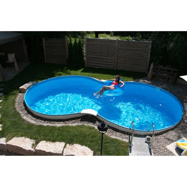 Gartenpool mit Leiter und Frau auf einer Luftmatratze im Wasser