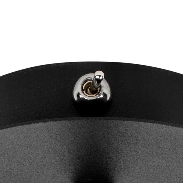 Detailaufnahme eines Kippschalters an einem schwarzen Gehäuse.