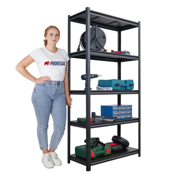 Schwarzes Metallregal mit fünf Ablagen, gefüllt mit Werkzeugen und Zubehör neben einer stehenden Frau.