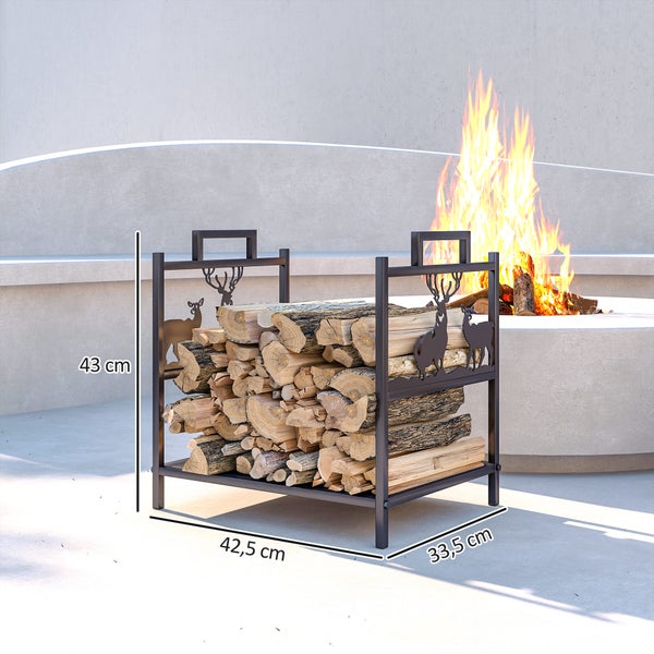 Holzlager mit Hirschmotiven, gefüllt mit Holz neben einer Feuerstelle, Größenangaben: 43 cm hoch, 42,5 cm breit, 33,5 cm tief.