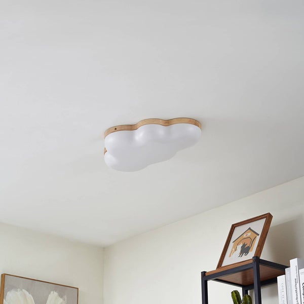 Wolkenförmige Kinderzimmer-Deckenleuchte mit Holzrahmen an einer weißen Zimmerdecke.