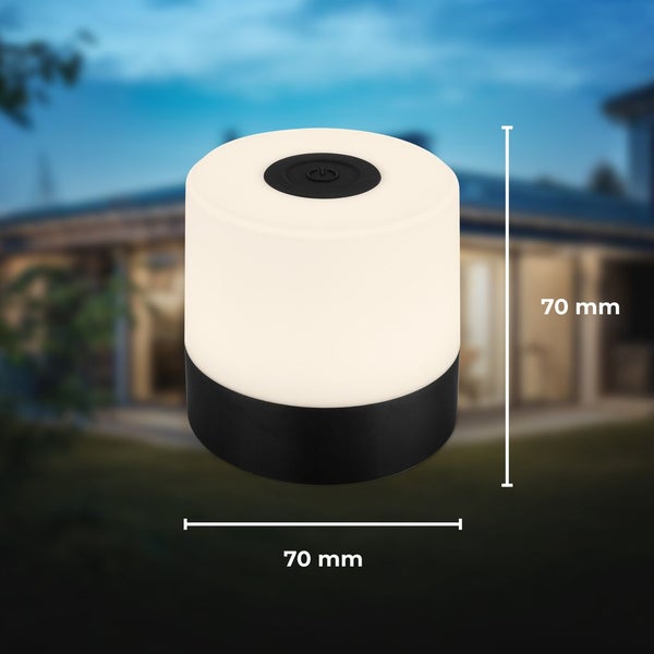 LED-Tischlampen auf Bistrotischen im Regen auf einer Terrasse, mit IP44 Symbol für Spritzwasserschutz im Außenbereich.