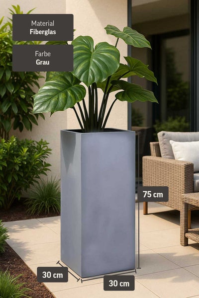 Hoher quadratischer Pflanzkübel aus Fiberglas in Grau auf einer Terrasse, Maße 30 mal 30 mal 75 Zentimeter.