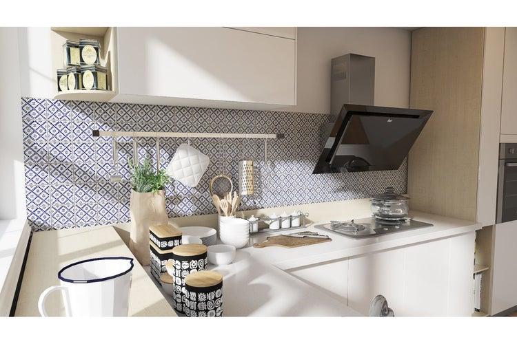 Küchenszene mit weißen Schränken, blau gemusterten Fliesen und Küchenutensilien