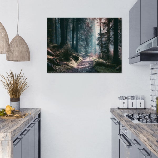 Wandbild mit Waldmotiv in einer modernen Küche mit Holz- und dunklen Elementen