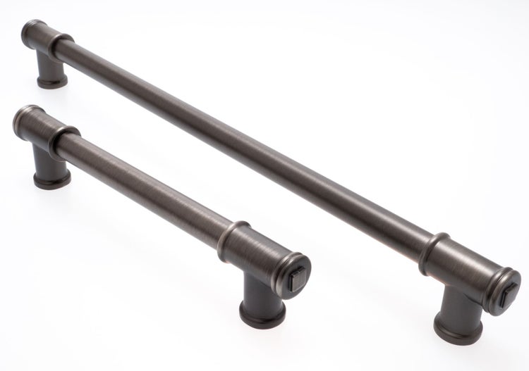 Zwei moderne Möbelgriffe aus Metall mit zylindrischem Stangendesign und gebürsteter Oberfläche