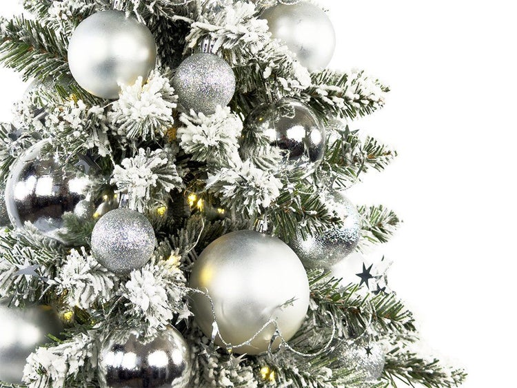 Künstlicher Weihnachtsbaum mit Schneebeflockung und silbernem Weihnachtsschmuck