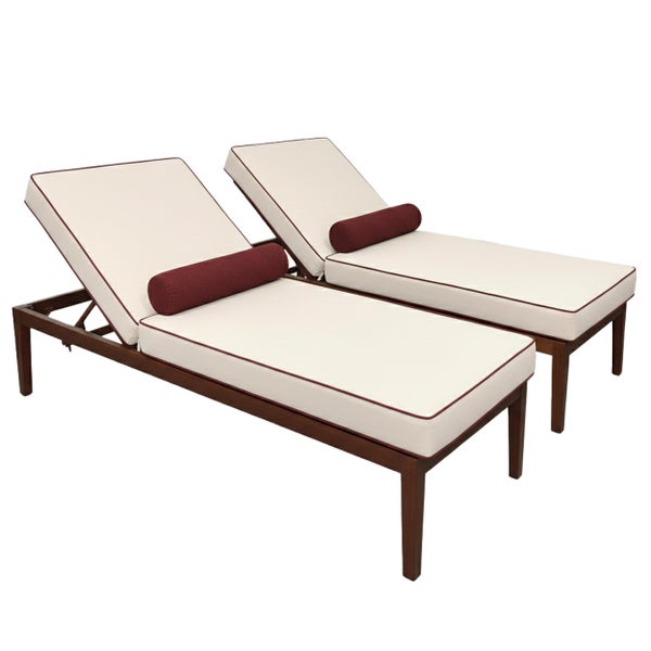 Zwei Gartenliegen aus dunklem Holz mit cremefarbenen Auflagen, dunkelroter Paspelierung und Nackenrollen.