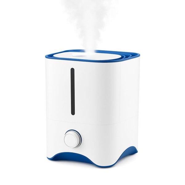 Ultraschall-Luftbefeuchter in Weiß und Blau mit Drehregler und Wasserstandsanzeige, erzeugt sichtbaren Sprühnebel.