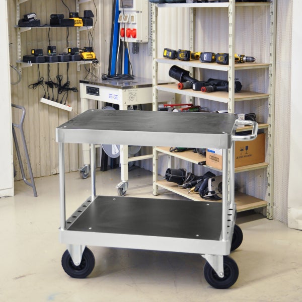 Werkstattwagen mit zwei Ablageflächen und Rollen in einer Werkstatt.