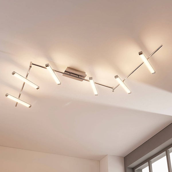 Moderne LED-Deckenleuchte mit sechs verstellbaren, stabförmigen Lichtelementen aus glänzendem Metall.