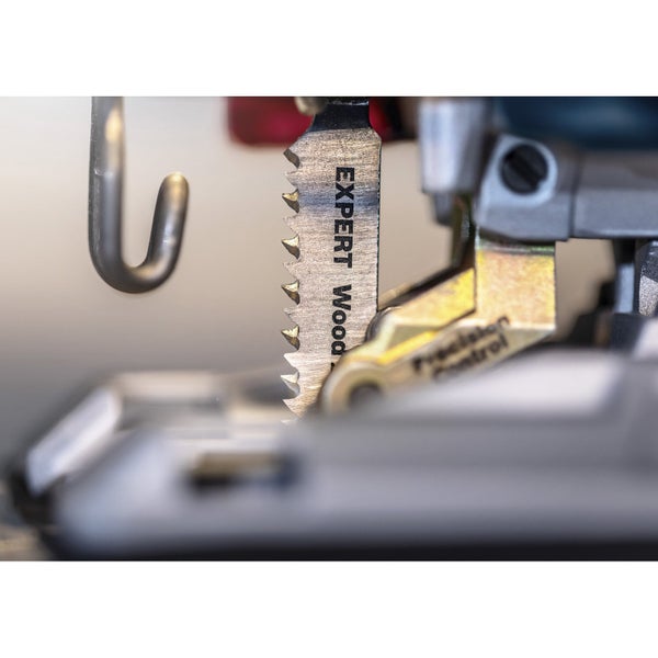 Schwarzes Poloshirt mit Knopfleiste und Brusttasche