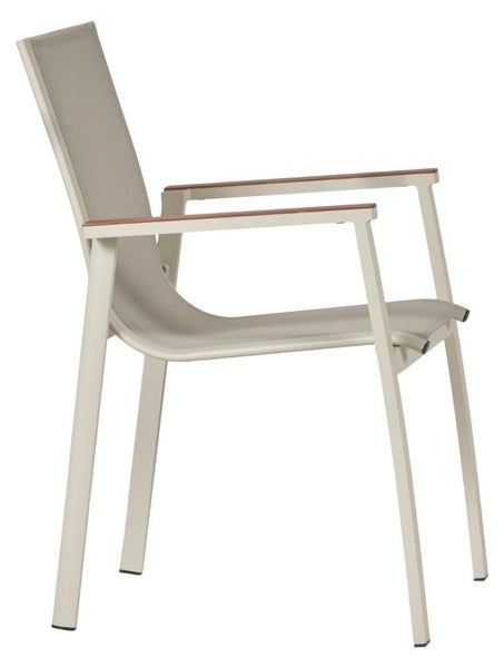 Stapelbarer Gartenstuhl in Beige aus Metall und Textil mit Armlehnen und Holzauflage.