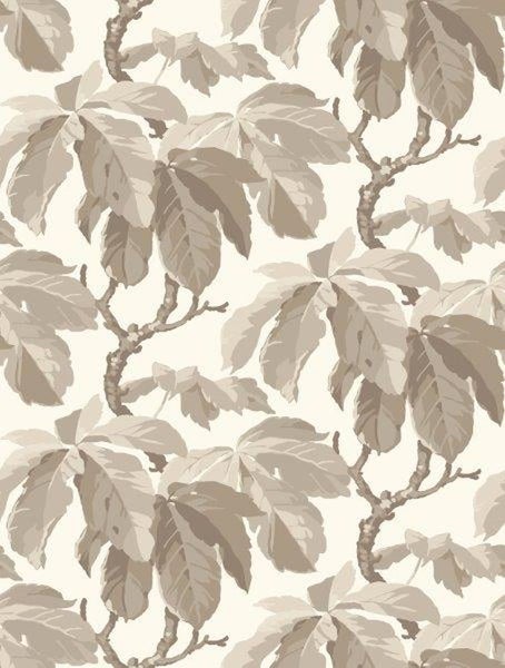 Mann liegt auf einer blauen Isomatte im Freien beim Camping