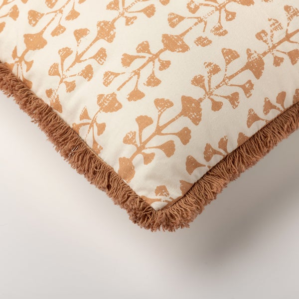 Helle, strukturierte Tapete mit Tisch, Lampe und Dekorationsgegenständen