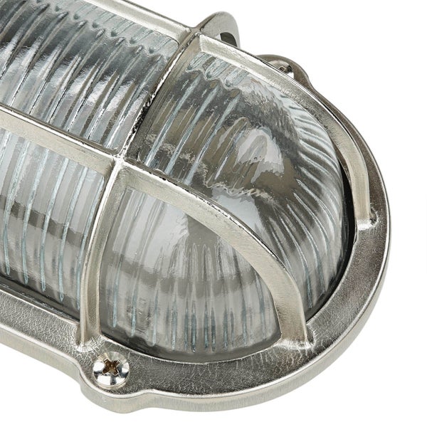 Detailaufnahme einer Wandleuchte mit Schutzgitter und klarem, geriffeltem Glas