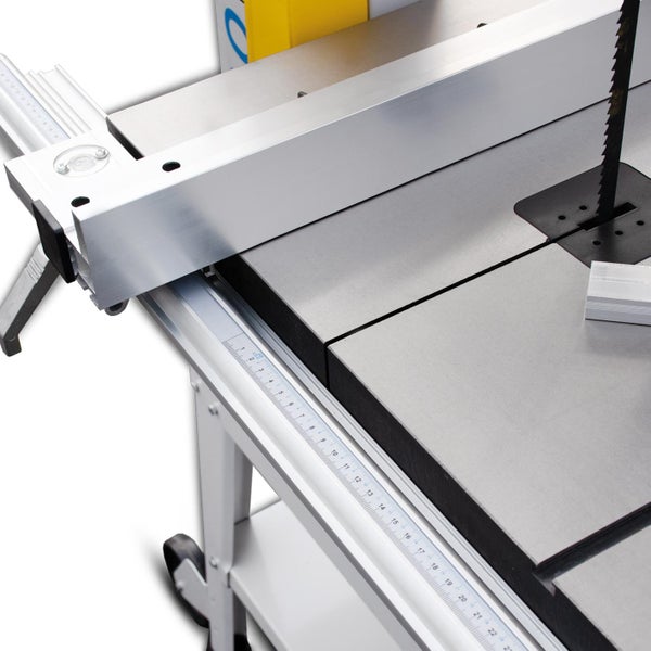 Detailansicht einer Bandsäge mit Tisch, Anschlag und Maßband.