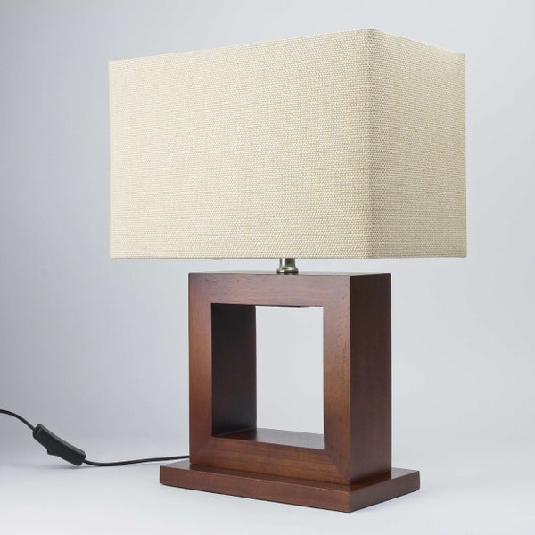 Tischleuchte mit rechteckigem Schirm und Holzfuß