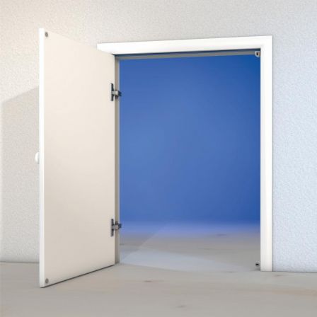 Geöffnete weiße Innentür mit Beschlägen und Rahmen