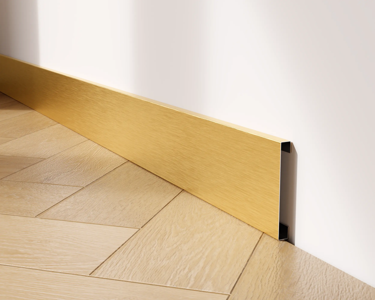 Sockelleiste aus Metall an einer Wand