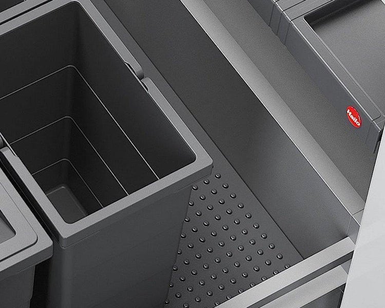 Detailansicht eines grauen Hailo Mülltrennsystems aus Kunststoff für Küchenschubladen mit strukturiertem Boden und Hailo Logo.