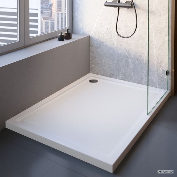 Moderne bodenebene Duschwanne in einem Badezimmer mit Glasduschwand und Armatur vor einer Wand mit Marmoroptik und Fenster.