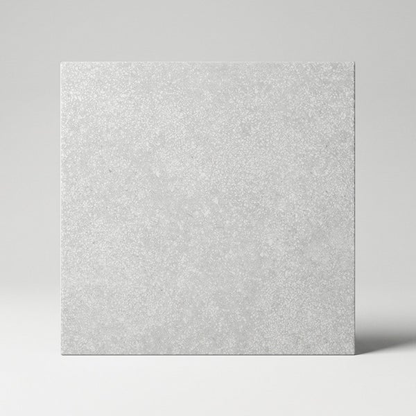 Quadratische Fliese in Steinoptik mit feiner Granulatstruktur für Boden oder Wand