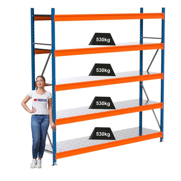 Metallregal mit vier Ebenen und einer Traglast von 530 Kilogramm pro Ebene neben einer stehenden Frau