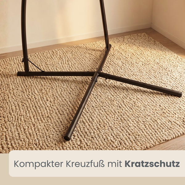 Kompakter Kreuzfuß aus Metall für ein Gestell, mit Kratzschutz an den Rohrenden, auf einem Teppich stehend.