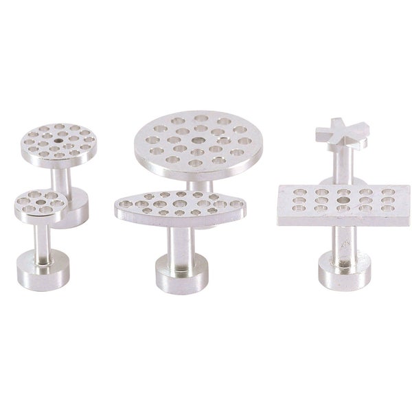 Drei Metallständer mit Löchern für Werkzeuge