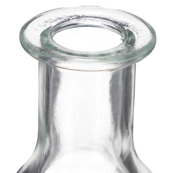 Detailansicht von Flaschenhals und Öffnung einer Glasvase oder Glasflasche.