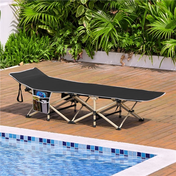 Campingliege mit Seitentaschen neben Pool