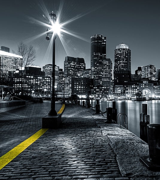 Skyline mit Stadtbild und Straßenlaterne am Hafen