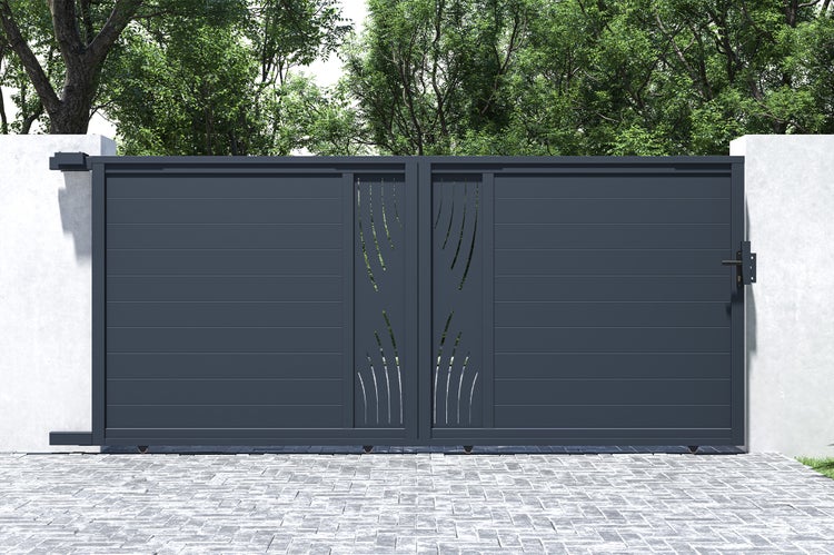 Schiebetor aus Aluminium mit dekorativen Ausschnitten vor Bäumen