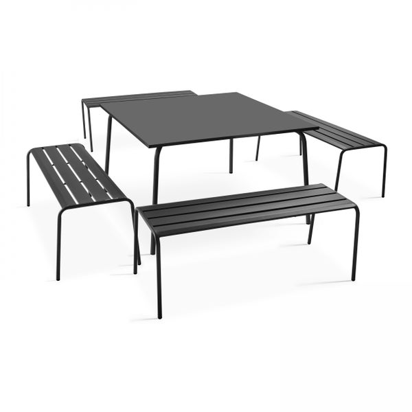 Gartenmöbel-Set aus dunkelgrauem Metall mit einem quadratischen Tisch und vier Lattenbänken.