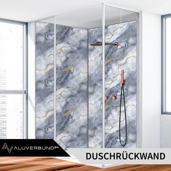 Hell gestaltetes, modernes Badezimmer mit einer Duschrückwand in Marmoroptik aus Aluminium-Verbundmaterial und Armaturen in Kupfer. Aluverbund24 Logo.