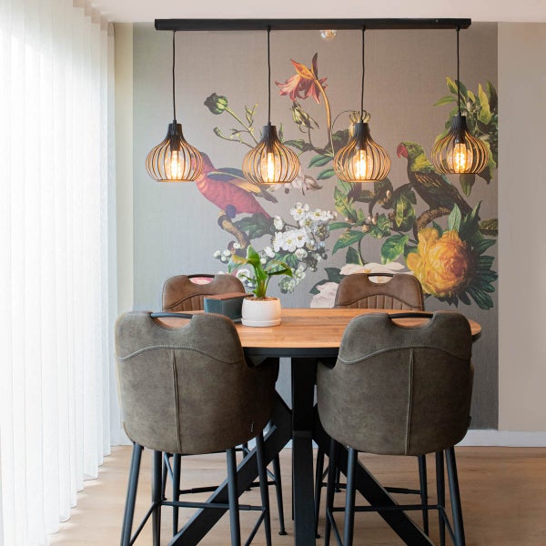 Esszimmer mit Holztisch, Stühlen und Hängelampe mit Käfigdesign